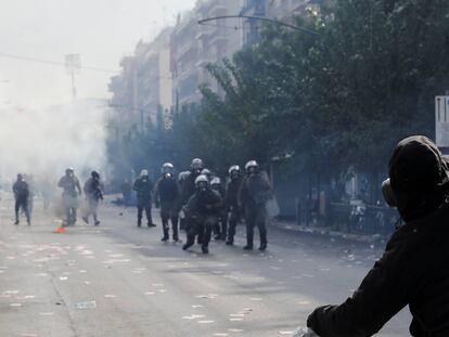 Un manifestante lanza un cóctel molotov a los oficiales de policía durante los enfrentamientos fuera del tribunal donde se juzga a los líderes y miembros del partido de extrema derecha Aurora Dorada, en Atenas.