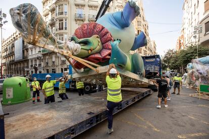 Unos operarios descargan parte de una falla serán quemadas la noche del 5 de septiembre.