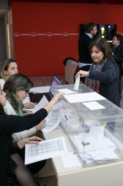 Votación en la sede del PSC en Barcelona sobre el acuerdo entre los socialistas y Ciudadanos.