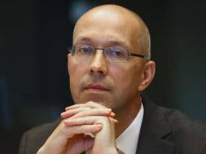 El miembro del Consejo Ejecutivo del Banco Central Europeo Joerg Asmussen espera el inicio de la reunión de la Comisión de Asuntos Económicos del Parlamento Europeo hoy en Bruselas (Bélgica).