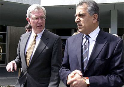 Zalmay Khalilzad (dcha.), el enviado especial de EE UU, junto al embajador en Ankara, Robert Pearson, a las puertas del ministerio de Exteriores.