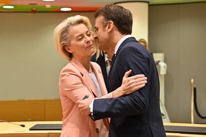 Von der Leyen y Macron se saludan, este jueves.