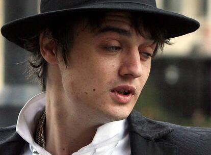 El polémico cantante de Babyshambles, Pete Doherty, tuvo que ser rescatado el domingo de un lago escocés en el que el bote que remaba empezó a hundirse. Pete, que iba con varios amigos, entre ellos su <i>manager</i>, Adrian Hunter, intentaba remar hasta la sección VIP del festival de música escocés <i>Scotland&#39;s Live at Loch Lomond</i>, cuando la embarcación empezó a llenarse de agua. "El agua estaba congelada y nos reímos mucho, pero no habría sido tan gracioso si alguien hubiese muerto", ha declarado su representante, añadiendo: "teníamos frío y el agua nos cubría, pero Pete mantuvo nuestras esperanzas altas cantando himnos marineros".