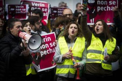 Protesta ante el Parlamento gallego por el cierre del paritorio de Verín.