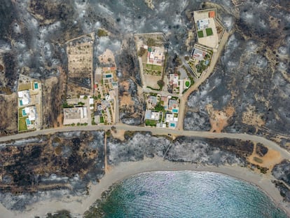 Vista aérea de casas mientras tiene lugar un incendio forestal en la isla de Rodas, Grecia, 27 de julio de 2023.