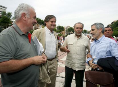 El candidato de IU, Willy Meyer (segundo por la izquierda), junto a los tres últimos coordinadores que ha tenido la organización: Julio Anguita, Gaspar Llamazares y Cayo Lara, el pasado jueves en Córdoba.