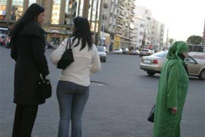 Mujeres en una calle de Casablanca.