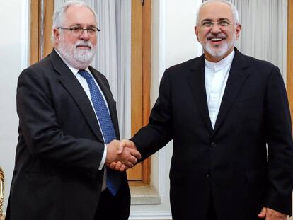 El comisario europeo Miguel Arias Cañete (izquierda) estrecha la mano al ministro iraní de Exteriores, Mohammad Javad Zarif, el 20 de mayo en Teherán.