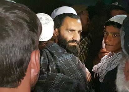 Un talibán recién liberado es recibido por varios familiares a su salida de la cárcel de Bagram, al norte de Kabul.