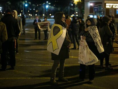 Manifestantes en la avenida de Meridiana de Barcelona.