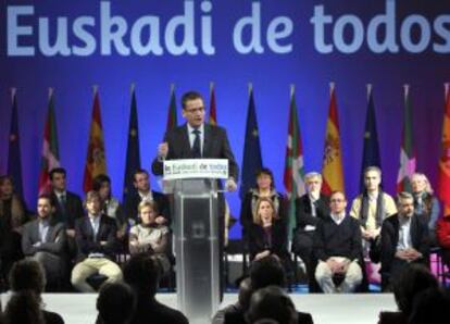 Antonio Basagoiti, con la plana mayor del PP vasco al fondo, ayer en el acto del Kursaal donostiarra.