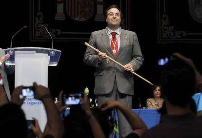 El alcalde de Leganés, Santiago Llorente, en su toma de posesión tras las reñidas elecciones de 2015.