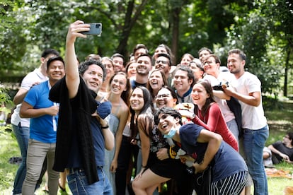 El director de orquesta venezolano Gustavo Dudamel se toma una fotografía con los jóvenes músicos de la Orquesta del Encuentro en el parque del Retiro el pasado 23 de junio, después de la visita al Museo del Prado y al centro de Madrid.