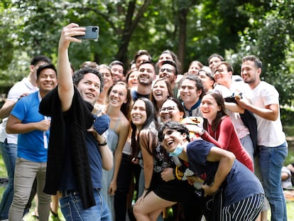 El director de orquesta venezolano Gustavo Dudamel se toma una fotografía con los jóvenes músicos de la Orquesta del Encuentro, en el parque del Retiro el pasado 23 de junio, después de la visita al Museo del Prado y al centro de Madrid.