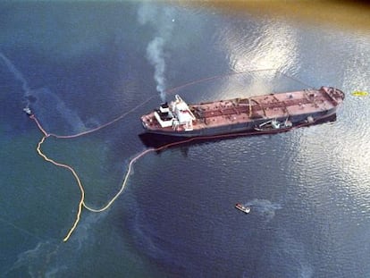 El petrolero &#039;Exxon Valdez&#039;, tras el accidente, vierte su carga de crudo en aguas de la bah&iacute;a de Prince William, Alaska (EE UU) en 1989. 