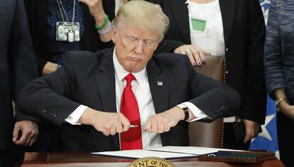 Trump, tras firmar el decreto que autoriza la construcci&oacute;n del muro.