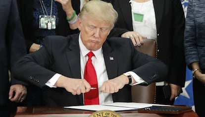 Trump, tras firmar el decreto que autoriza la construcci&oacute;n del muro.