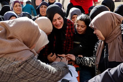 Familiares de un niño palestino fallecido en un ataque israelí en Tubas (Cisjordania) se lamentan de su muerte en el funeral este miércoles.