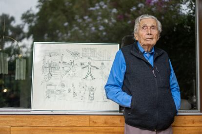 El arquitecto Agustín Hernández posa en la terraza de su casa, junto al croquis del Heroico Colegio Militar