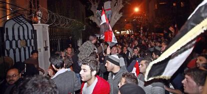 Manifestantes sirios protestan el s&aacute;bado por la noche frente a la embajada de Catar en Damasco