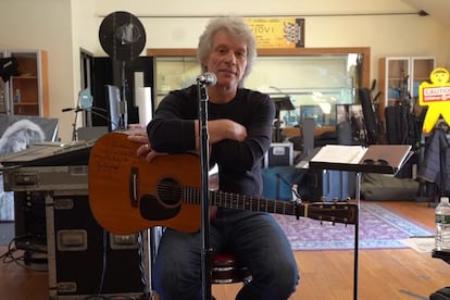 Jon Bon Jovi, desde su casa, en una imagen del vídeo donde propone la canción conjunta.