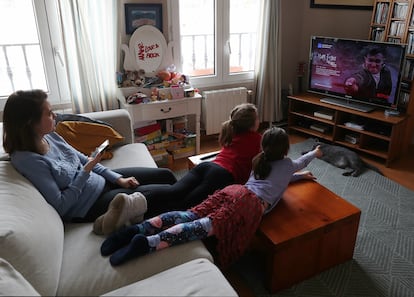 Una familia utiliza una plataforma de pago de televisión durante la cuarentena por el coronavirus.