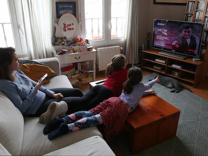 Una familia utiliza una plataforma de pago de televisión durante la cuarentena por el coronavirus.