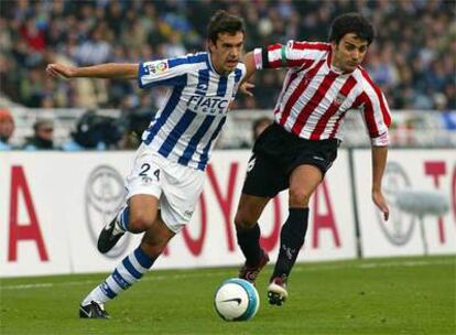 Xabi Prieto y Javi González pugnan por el balón