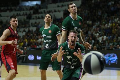 Adams, de Unicaja, frente a Casademont Zaragoza.