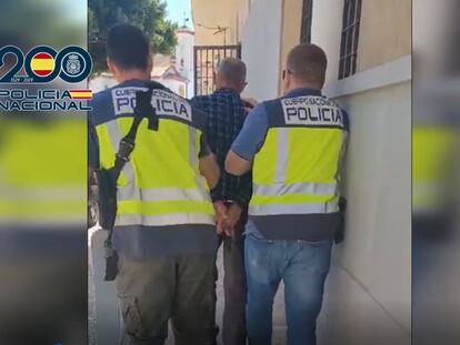 Agentes de la Policía Nacional detienen al delincuente conocido como "Dinamita Montilla", en un vídeo cedido por la Policía, durante su detención en mayo en Badajoz como presunto asesino de un joven en Málaga.