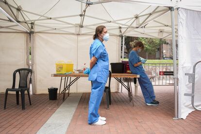 Nurses waiting for people to show up for vaccination at Plaza Roja in the Barcelona neighborhood of Ciutat Meridiana.