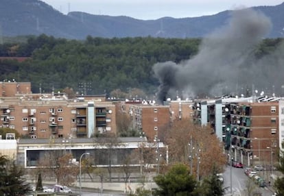 Humareda sobre el barrio de Can Puiggener causada por el incendio.