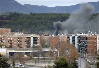 Humareda sobre el barrio de Can Puiggener causada por el incendio.