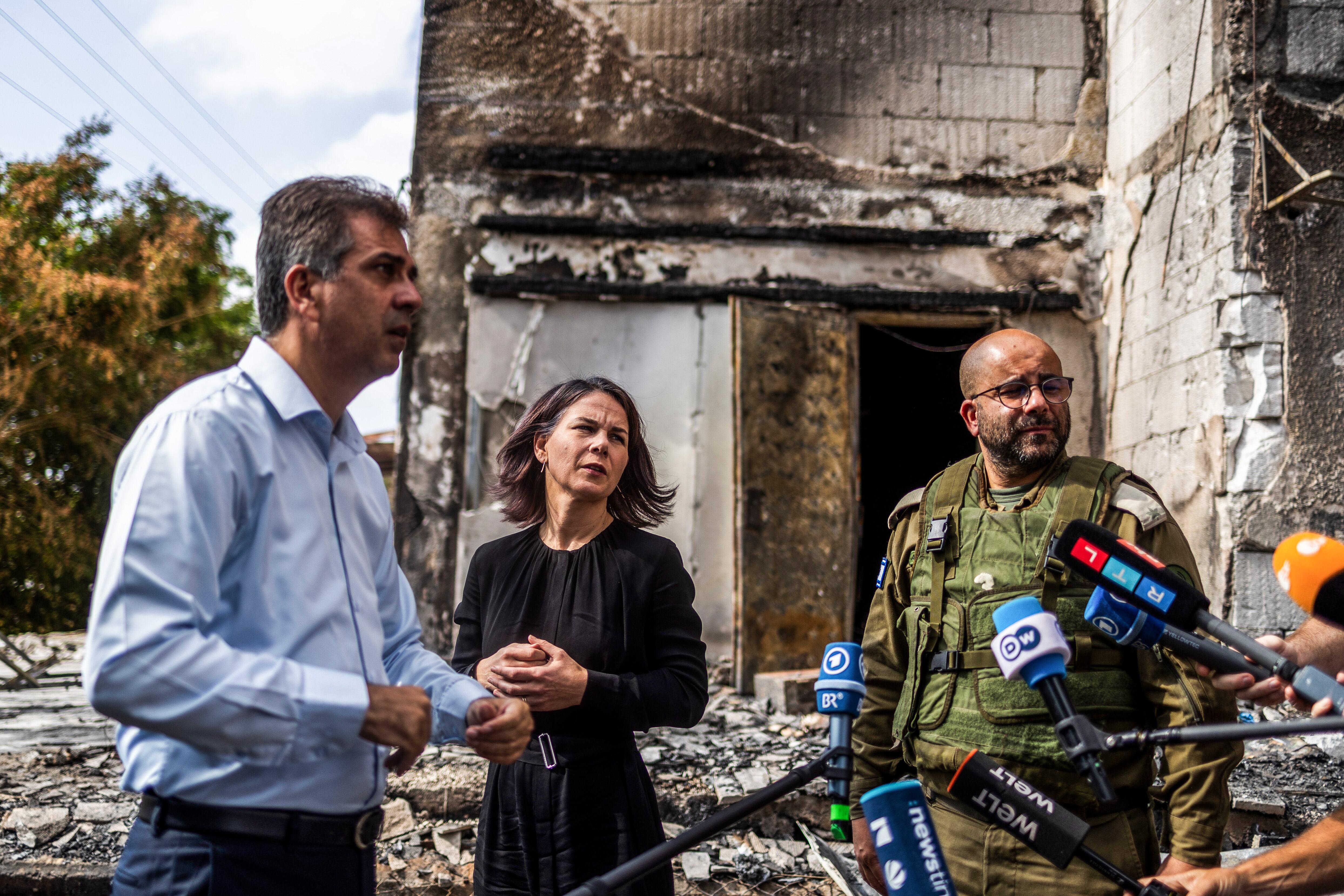 La ministra de Exteriores alemana, Annalena Baerbock, vista este viernes junto a su homólogo israelí, Eli Cohen (izquierda de la fotografía), una de la zonas atacas por Hamas. 