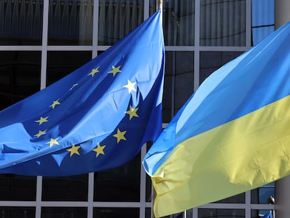La banderas de la UE y Ucrania ondean juntas frente a la sede del Parlamento Europeo.