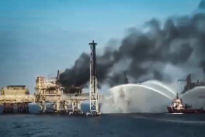 Captura de video que muestra el momento en el que la plataforma de PEMEX se incendia.