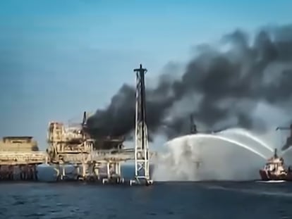 Captura de video que muestra el momento en el que la plataforma de PEMEX se incendia.