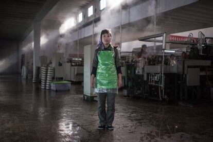 Kim Sun-Ok, de 27 años, en la fábrica de seda Kim Jong-Suk en Pyongyang.