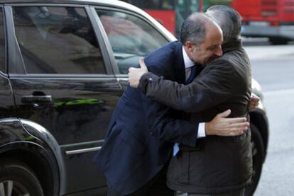 Francisco Camps (izquierda) abraza al edil de Seguridad de Valencia, Miquel Domínguez.