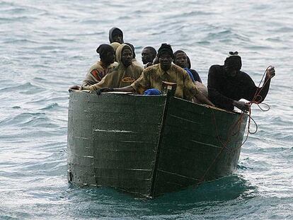 Salvamento Marítimo remolca esta madrugada una patera con 44 personas a bordo hasta la costa de Fuerteventura.