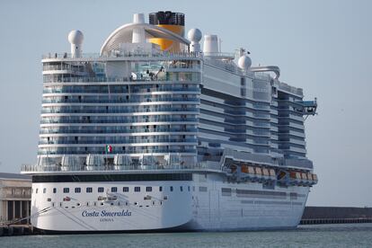 Passageiros que estão a bordo do navio Costa Smeralda estão impedidos de desembarcar na Itália por uma suspeita de contaminação por coronavírus. 