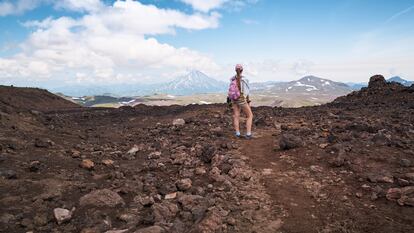 Senderismo en la cumbre de un volcán en la península de Kamchatka, Rusia.