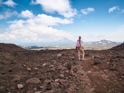 Senderismo en la cumbre de un volcán en la península de Kamchatka, Rusia.