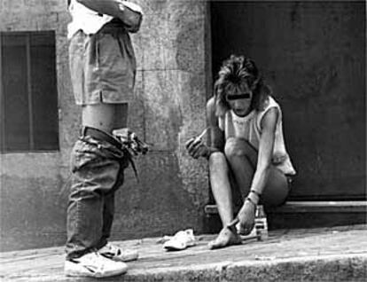 Una mujer y un hombre se inyectan droga en agosto de 1989.