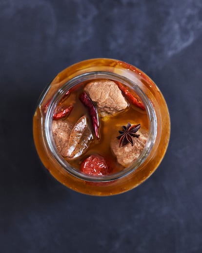 Escabeche de cerdo especiado, con chile y tomates secos.