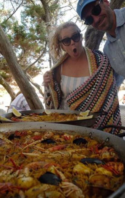 Amy Schumer compartió en los 'stories' de su cuenta de Instagram esta estampa con dos paellas en julio de 2018 durante unas vacaciones en la costa española. Pese a que no indicó el lugar en el que estaba, su amor por Altea y Calpe indica que podría andar cerca.