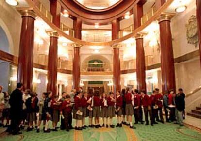 Un grupo de escolares esperan para asistir a la representación de Cosí fan tutte, de Mozart, en el Teatro Real.