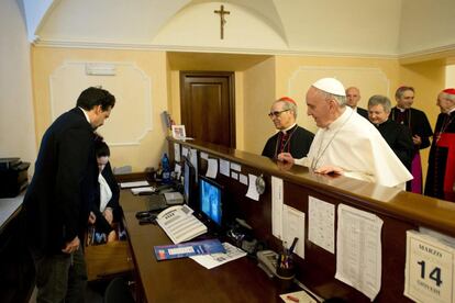 El papa Francisco en la recepción de la residencia Domus Internationalis Pauls IV, pagando su noche de estancia en Roma.