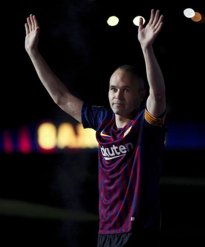 El capitán del Barça, Andrés Iniesta, se despide del Camp Nou tras 22 años en el equipo, el 20 de mayo de 2018.