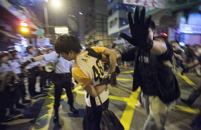 Un manifestante prodemocracia es arrestado en el desalojo la zona de Mong Kong por parte de la policía, en Hong Kong (China), el 25 de noviembre de 2014.